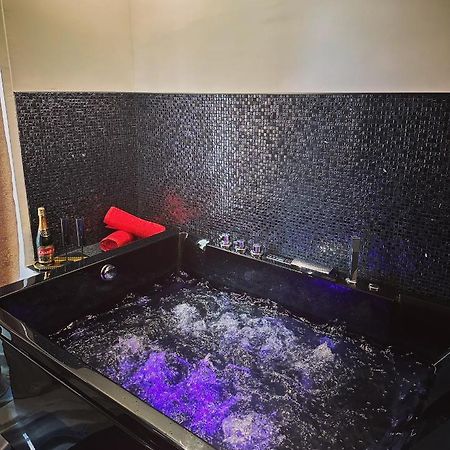 Suite De Prestige Avec Spa & Cinema อีวรี-ซูร์-แซ็น ภายนอก รูปภาพ